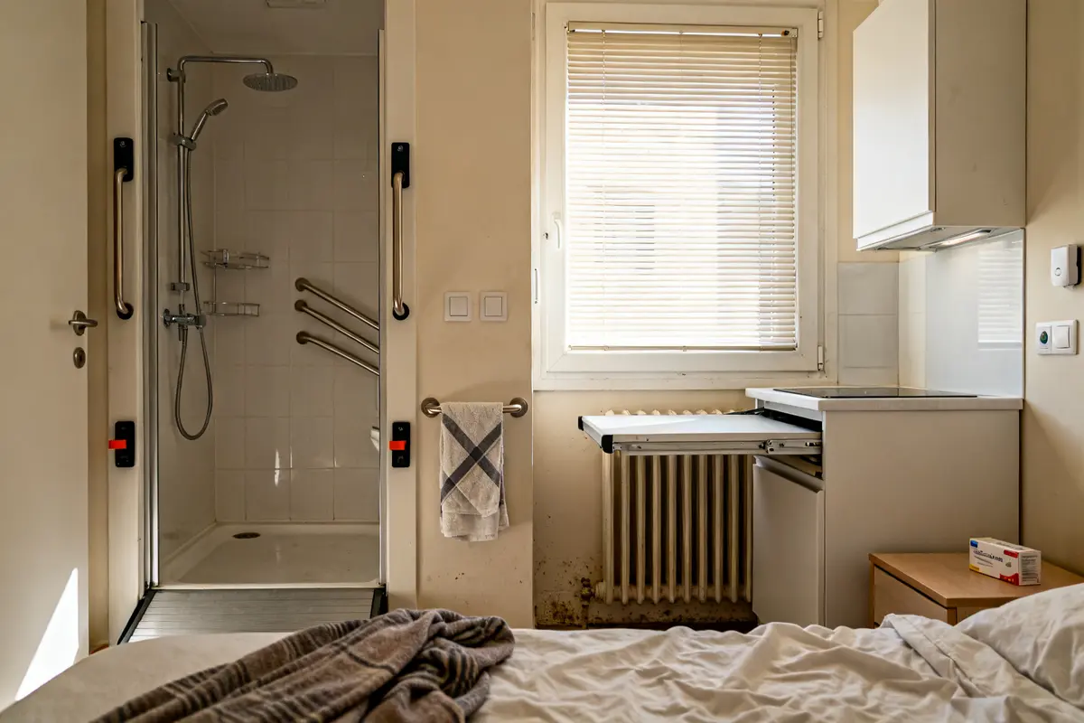 Salle de bain pour PMR avec équipements grâce à l'aide financière de la MDPH pour le logement